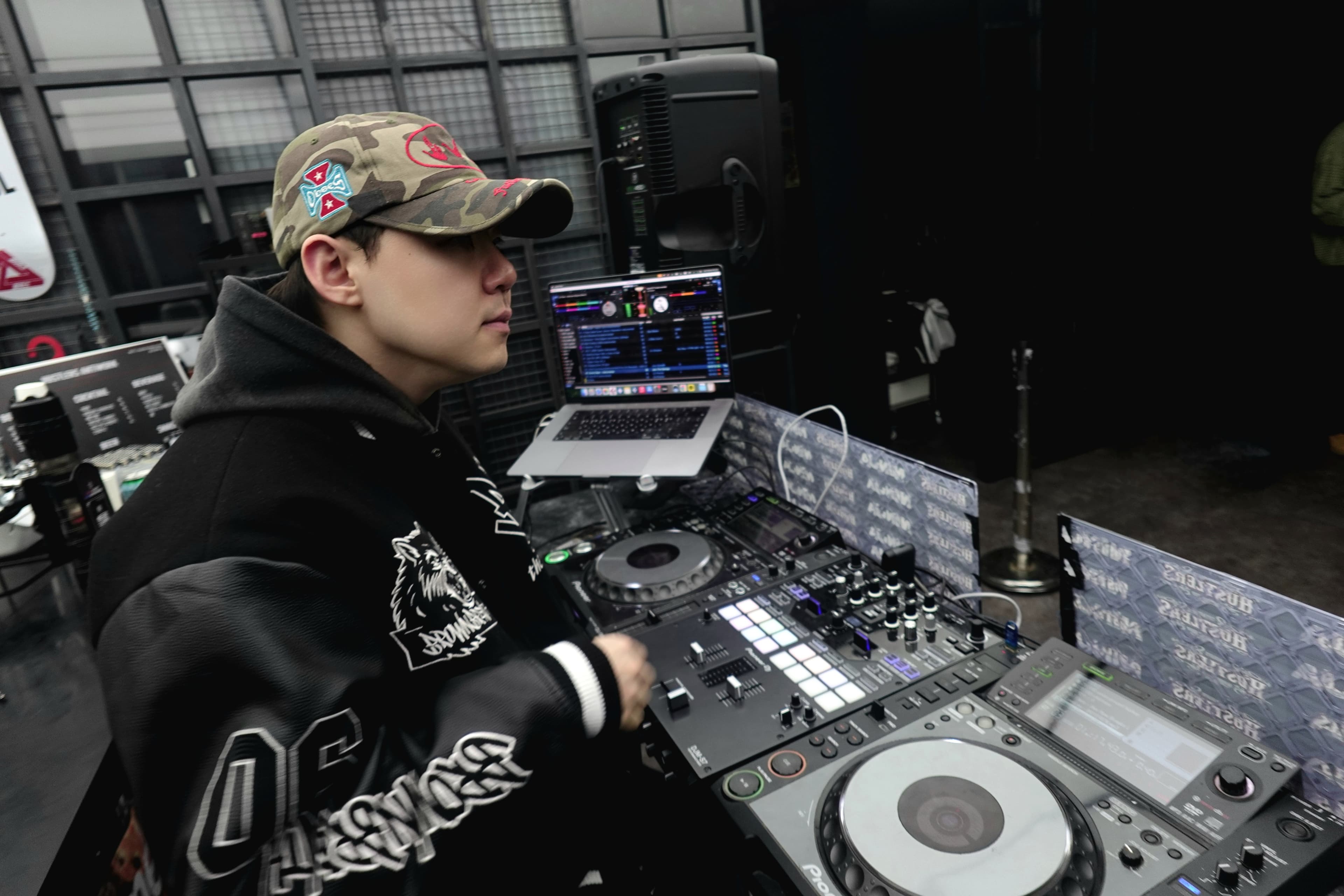 DJ KNDRX 포트레이트